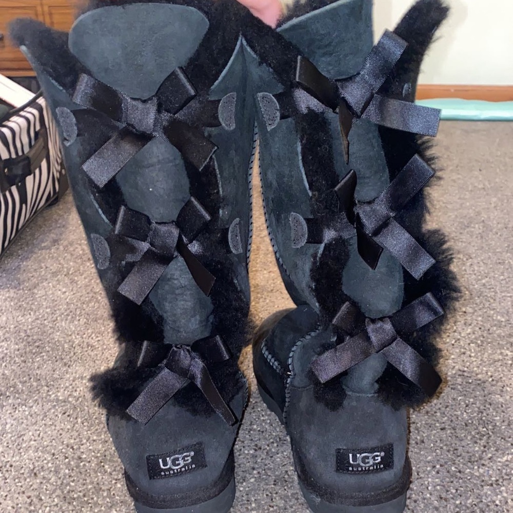 black tall bailey bow uggs